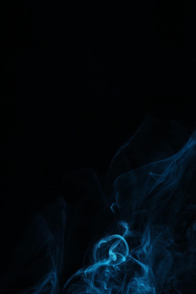 niebieskie wir dymu na czarnym tle z miejsca kopii - Zdjęcie, obraz