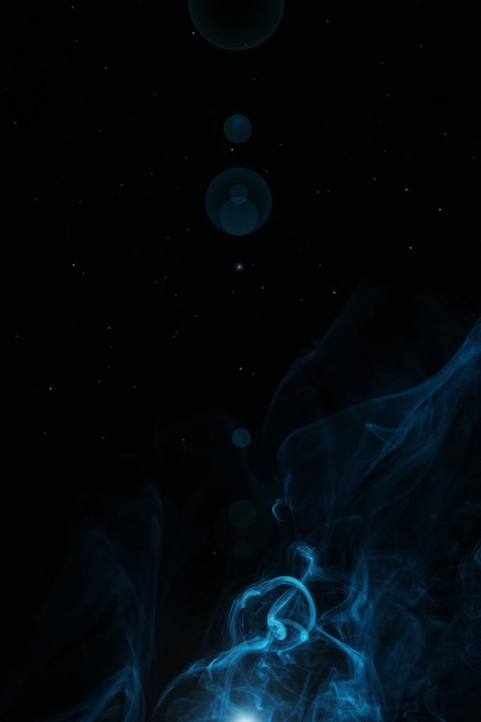 humo remolino azul con luz sobre fondo negro con espacio de copia
 - Foto, Imagen
