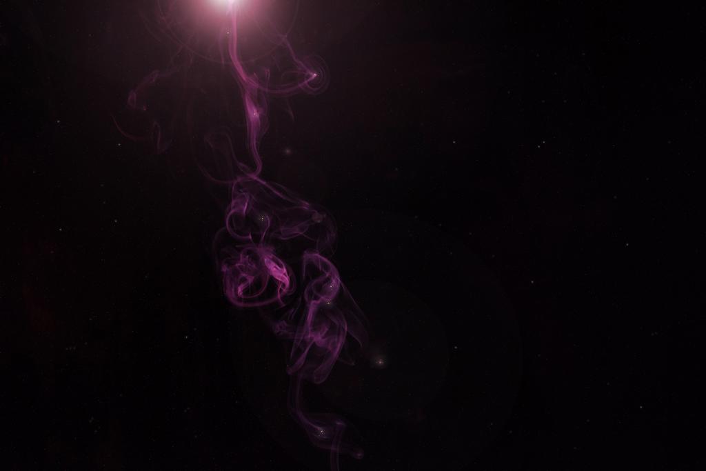 zwarte achtergrond met roze rokerige swirl en gloeiende licht - Foto, afbeelding