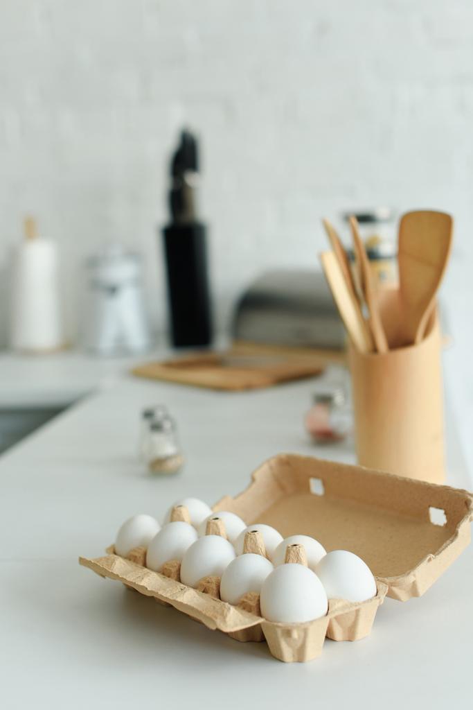 zblízka pohled syrové Kuřecí vejce v poli na stole v kuchyni - Fotografie, Obrázek