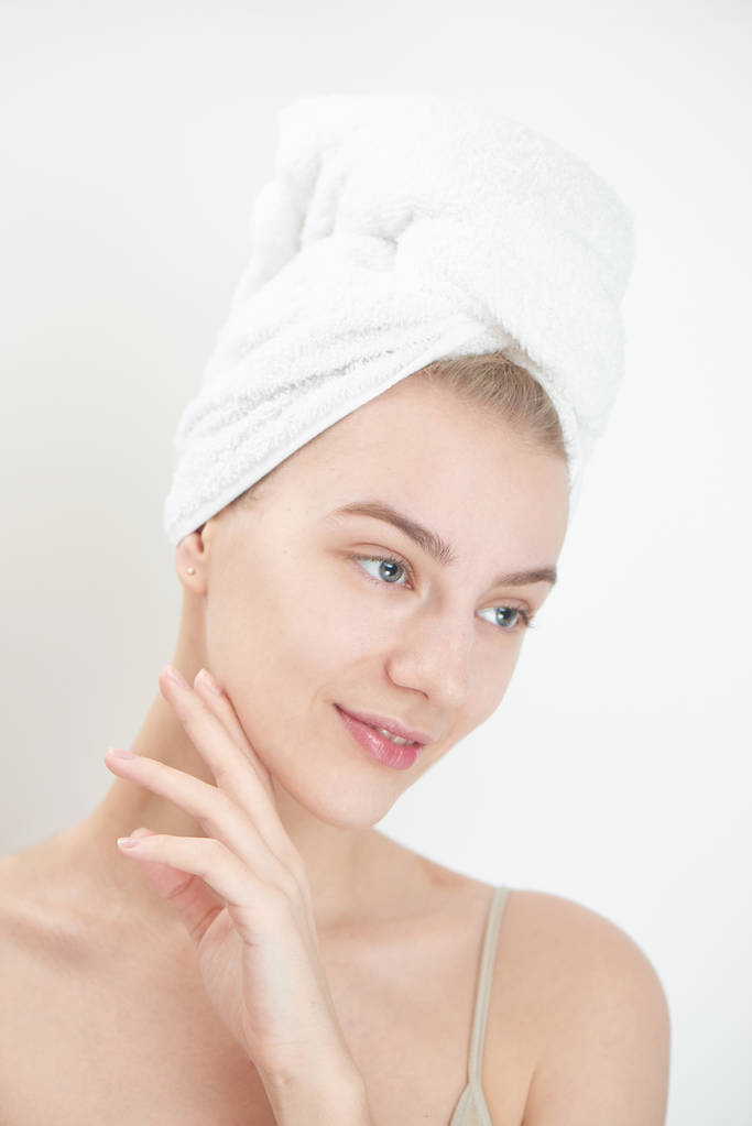 довольная женщина с полотенцем на голове трогательная рука на чистом лице изолированы на белом фоне, концепция ухода за кожей
 - Фото, изображение