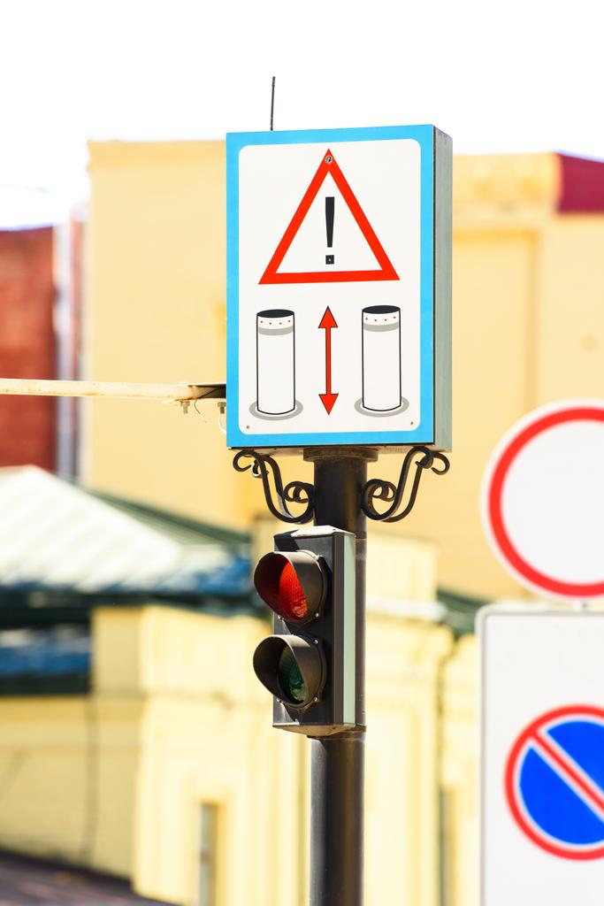 zár megjelöl kilátás a közúti jelzőtáblák és homályos háttérrel szemafor - Fotó, kép