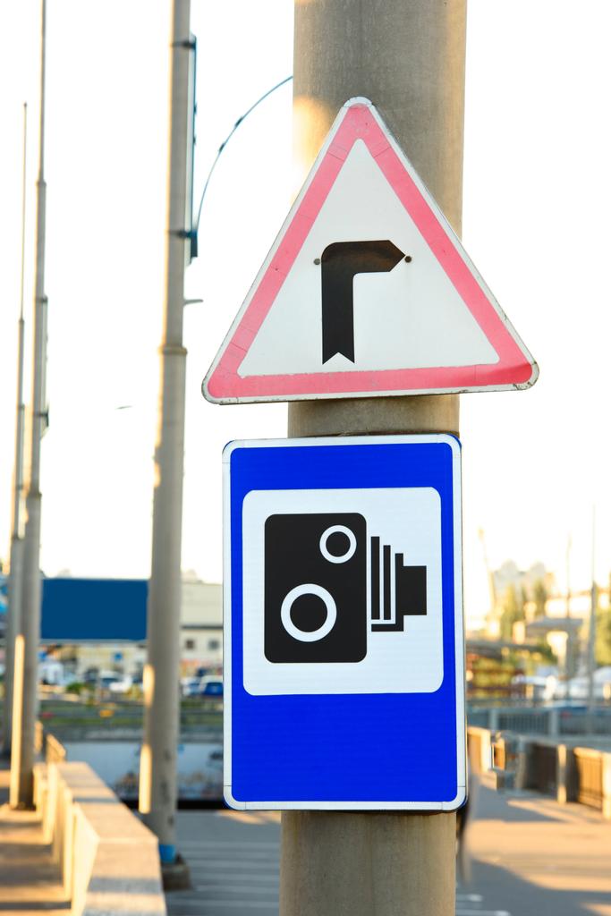 zblízka pohled na sloupu s dopravní signál kamery a otočte vpravo známky - Fotografie, Obrázek