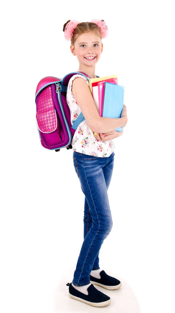 Портрет улыбающейся счастливой школьницы с рюкзаком и книгами на белом фоне
 - Фото, изображение