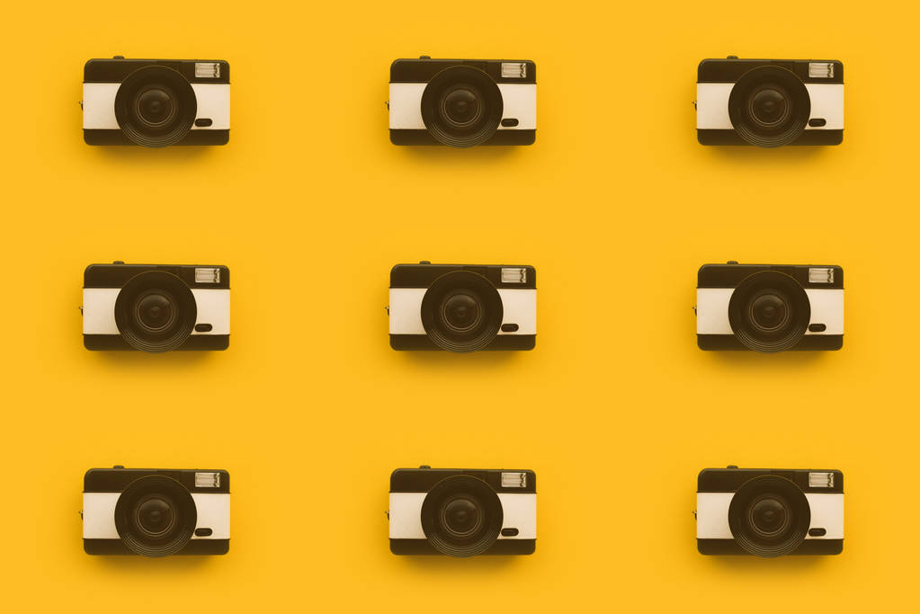 Vzor bezešvé pozadí retro bokovky fotografické kamery na žluté pozadí, minimalistický retro styl kompozice - Fotografie, Obrázek