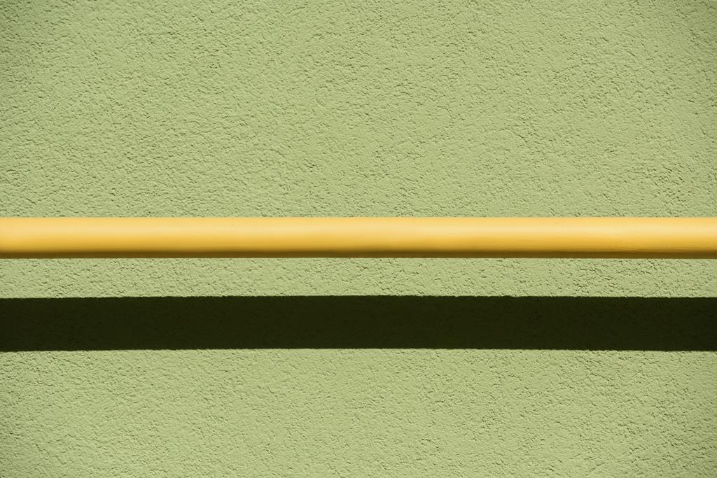 imagen de marco completo de pared de piedra verde con fondo amarillo y sombra
 - Foto, Imagen