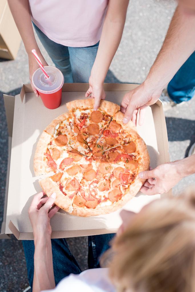 dilim pizza alarak kızı ailenin kırpılmış atış  - Fotoğraf, Görsel