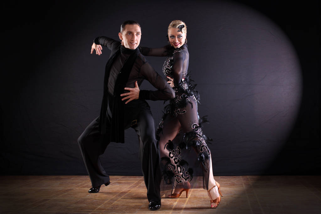 Tanssijat tanssisalissa eristetty mustalla pohjalla
 - Valokuva, kuva