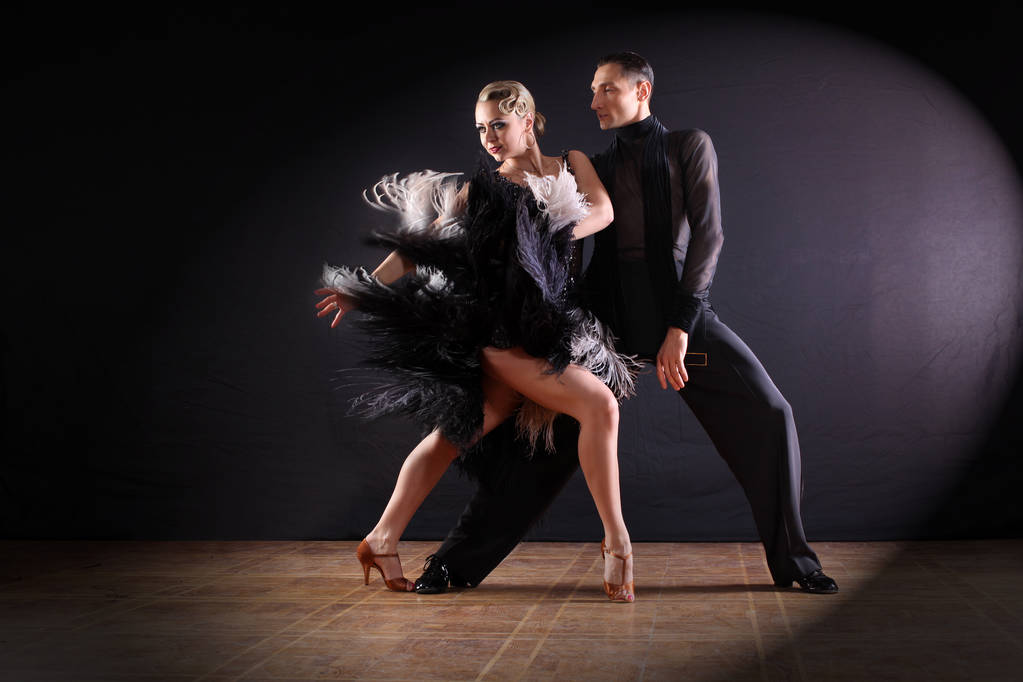 χορευτές στην αίθουσα χορού που απομονώνονται σε μαύρο φόντο - Φωτογραφία, εικόνα