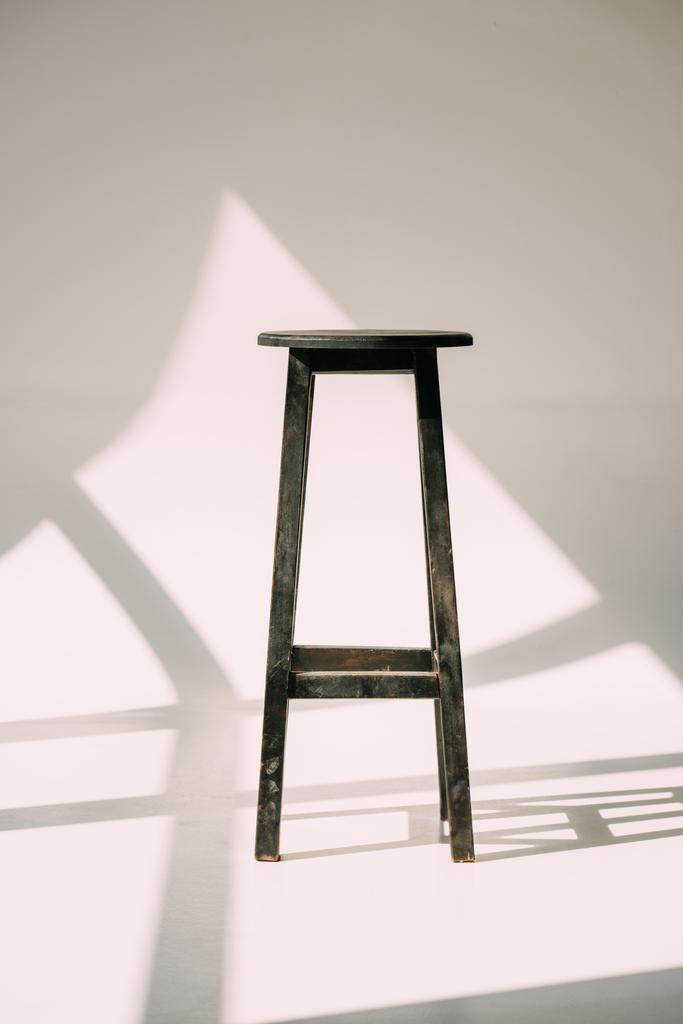 taburete de madera alto vacío único en blanco
 - Foto, Imagen