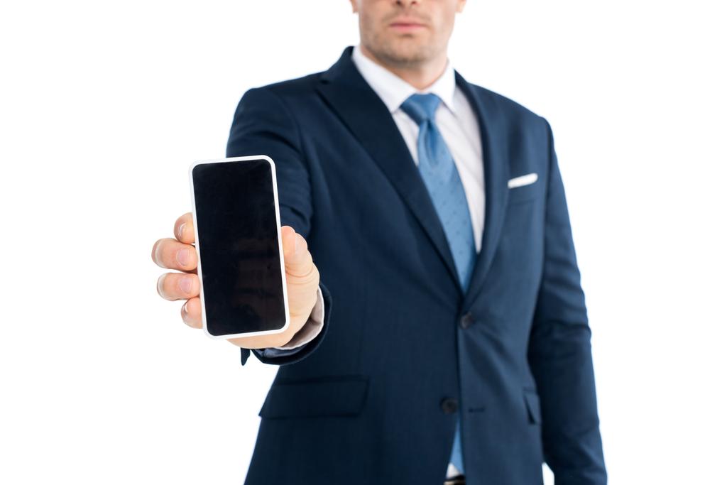 plan recadré de l'homme d'affaires tenant smartphone avec écran blanc isolé sur blanc
 - Photo, image