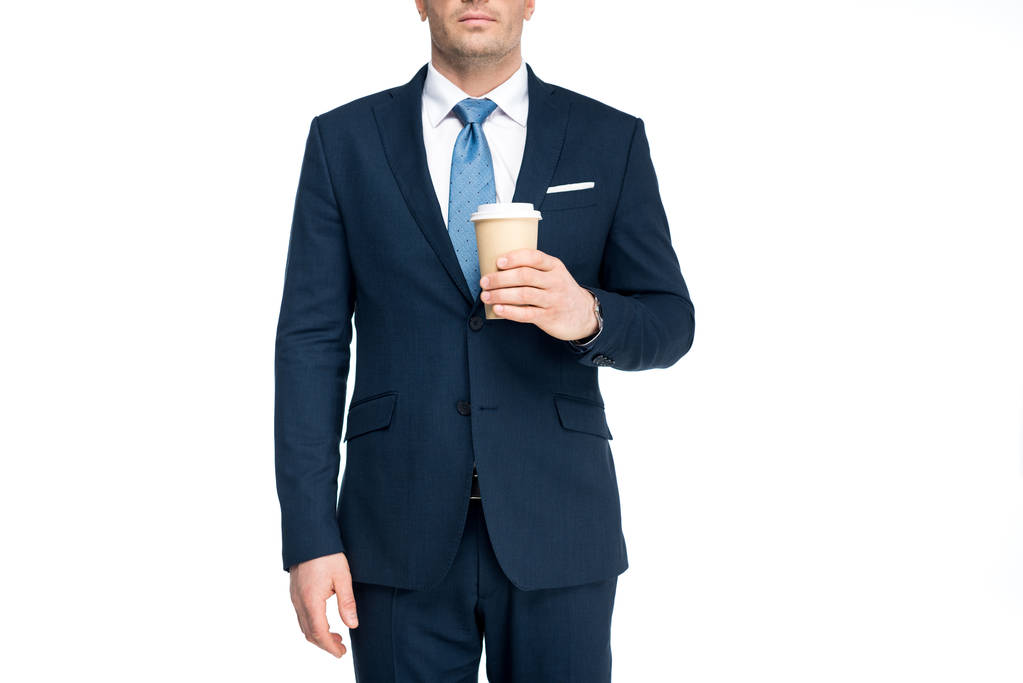 recortado tiro de empresario sosteniendo taza de papel con café para ir aislado en blanco
 - Foto, Imagen