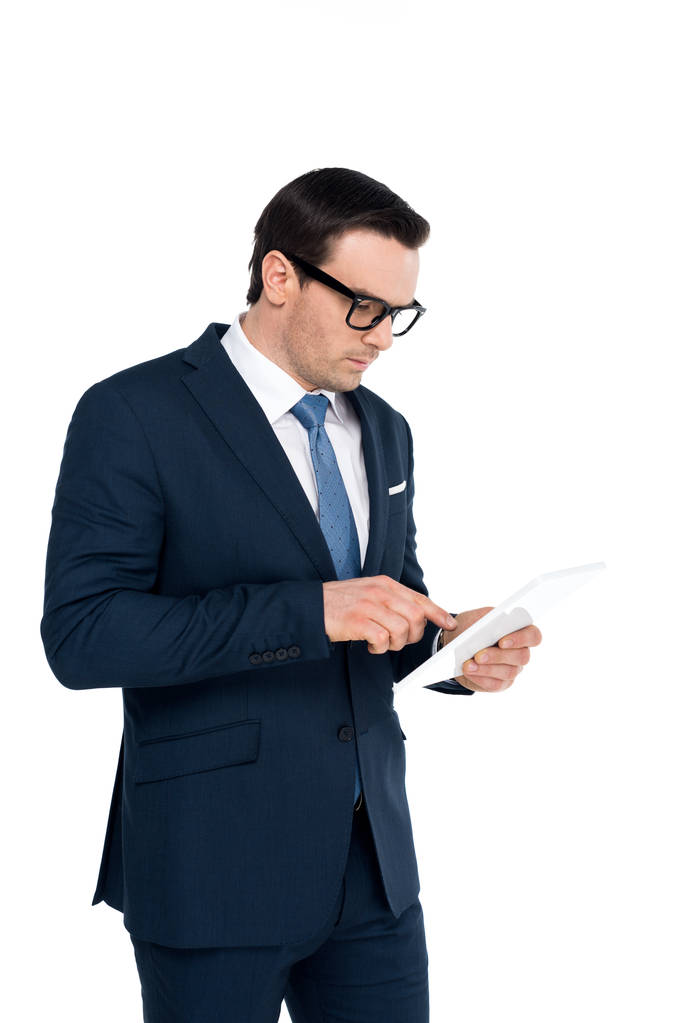 a szemüvegek segítségével digitális tábla elszigetelt fehér középső éves üzletember - Fotó, kép