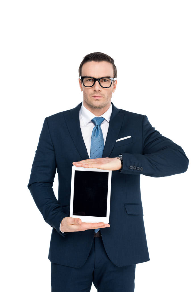 hombre de negocios con gafas de vista sosteniendo tableta digital con pantalla en blanco y mirando a la cámara aislada en blanco
 - Foto, imagen