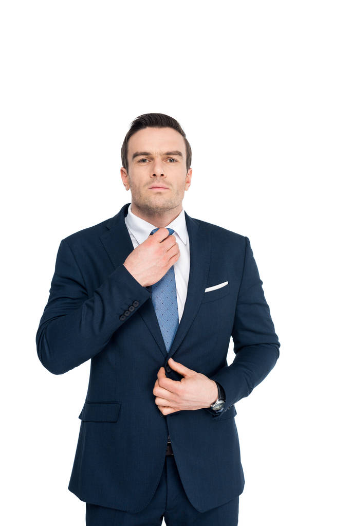 szép középső éves üzletember beállító nyakkendő és látszó-on fényképezőgép, elszigetelt fehér - Fotó, kép