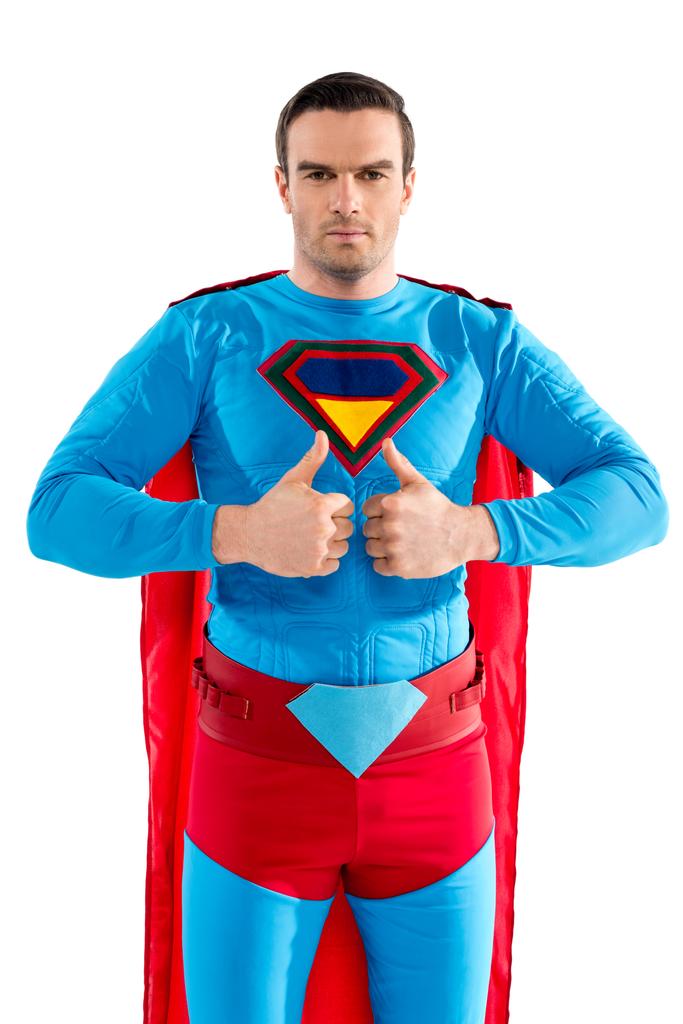 guapo macho superhéroe mostrando pulgares hacia arriba y mirando la cámara aislado en blanco
 - Foto, imagen