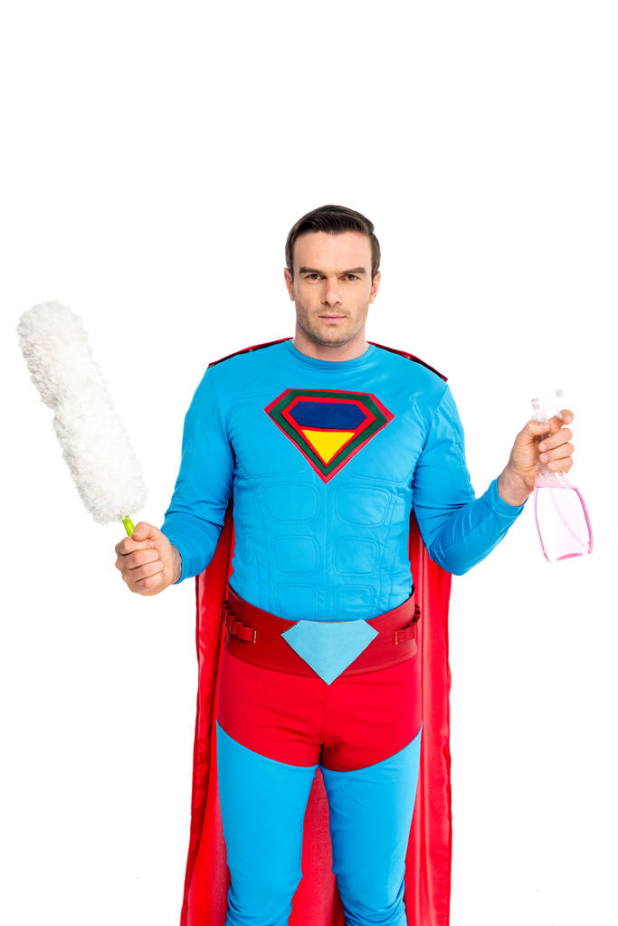 süper kahraman kostümü toz bezi ve üzerinde beyaz izole püskürtülen ilaç şişe tutan adam - Fotoğraf, Görsel