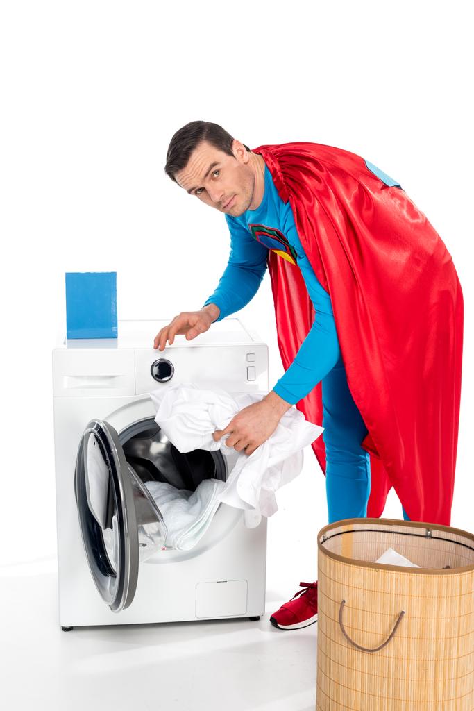Foto e imagen de stock sin royalties de Superman Lavando Ropa En Lavadora Y  Mirando