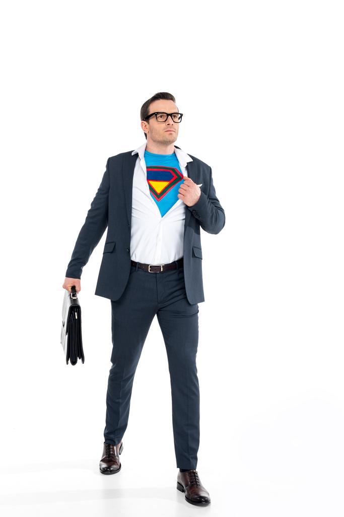 luottavainen liikemies silmälasit tilalla salkku ja yllään supersankari puku puku eristetty valkoinen
 - Valokuva, kuva