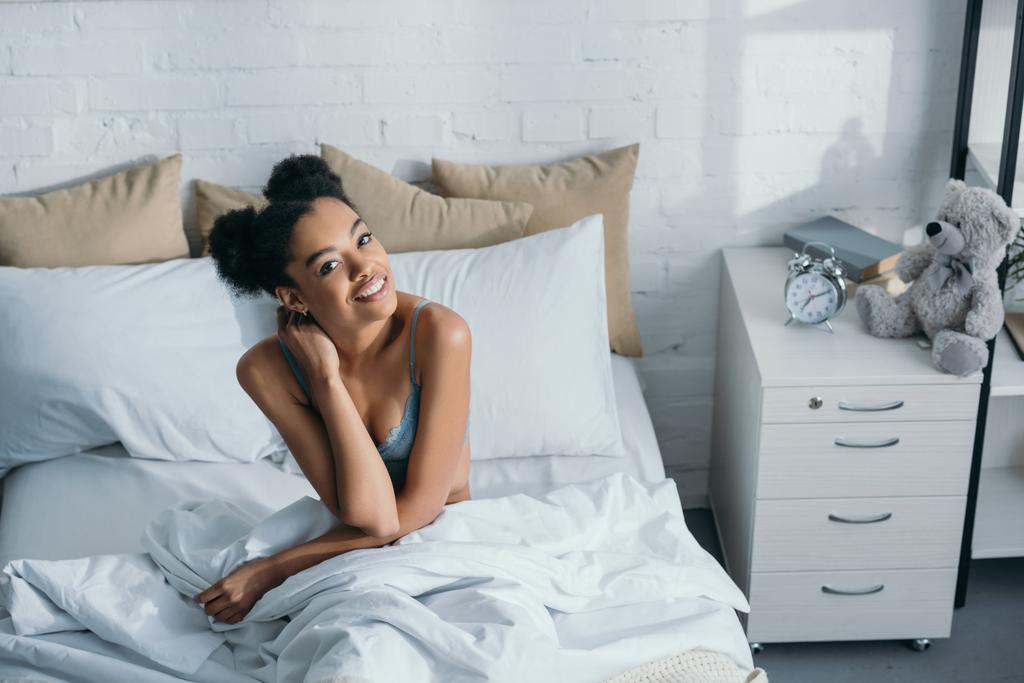 heureux afro-américaine fille dans chambre à coucher le matin
  - Photo, image
