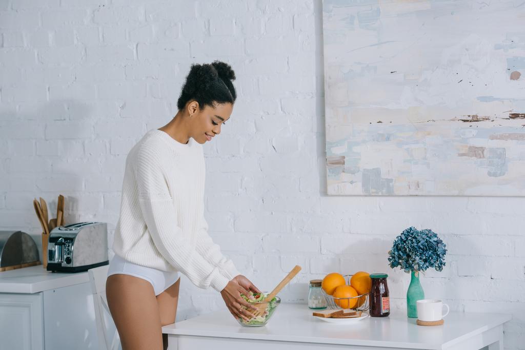 vonzó fiatal nő, a konyha egészséges saláta tál - Fotó, kép