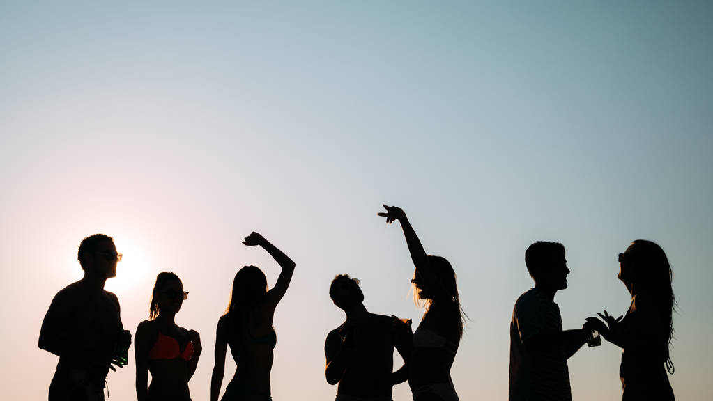 Φίλους πάρτι στο ηλιοβασίλεμα κατά τη διάρκεια των θερινών διακοπών - Φωτογραφία, εικόνα
