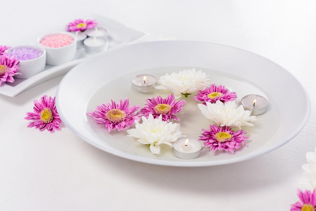 крупним планом знімок ванни для нігтів зі свічками, квітами і барвистою морською сіллю для манікюру і педикюру за столом в салоні краси
 - Фото, зображення