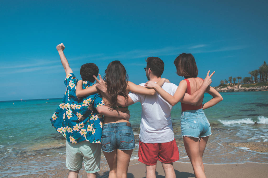 Radosny czterech przyjaciół, zabawy nad morzem  - Zdjęcie, obraz