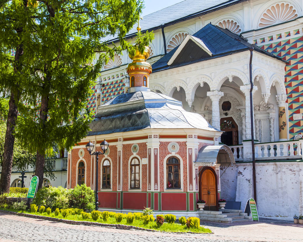 sergiyev posad, russland, am 21. Mai 2018. troitsko-sergiyevskaya laurus, Hauptsehenswürdigkeit der Stadt und einer der bedeutendsten orthodoxen Schreine. der Eingang zur Kirche auf dem Territorium des Klosters - Foto, Bild
