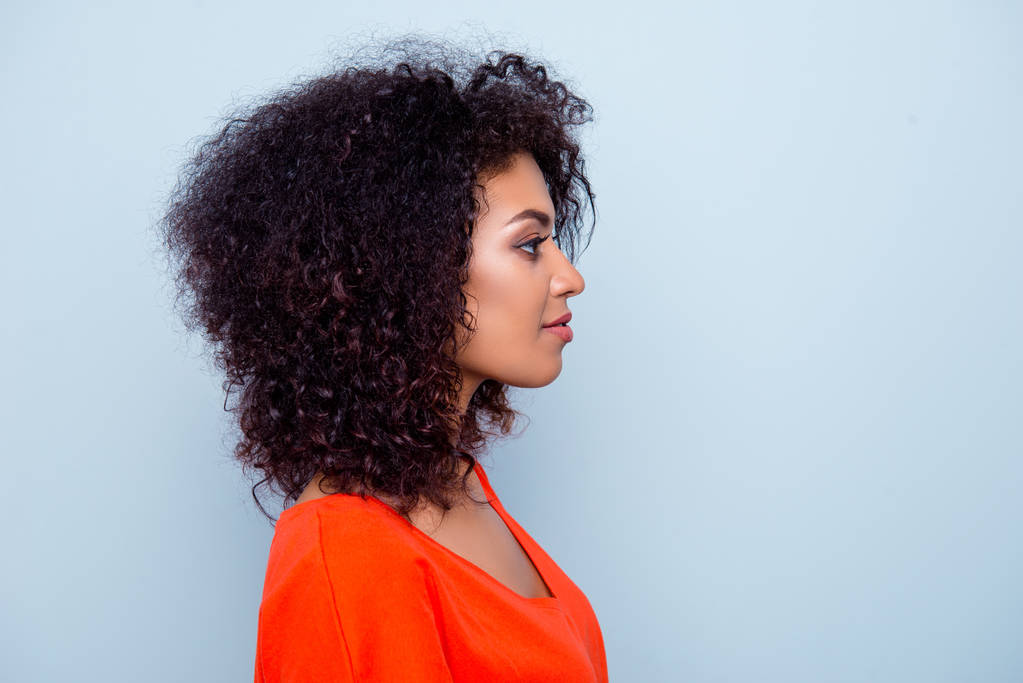 Profil portrait de charmante jolie femme avec coiffure moderne en tenue orange isolé sur fond gris avec espace de copie place vide
 - Photo, image