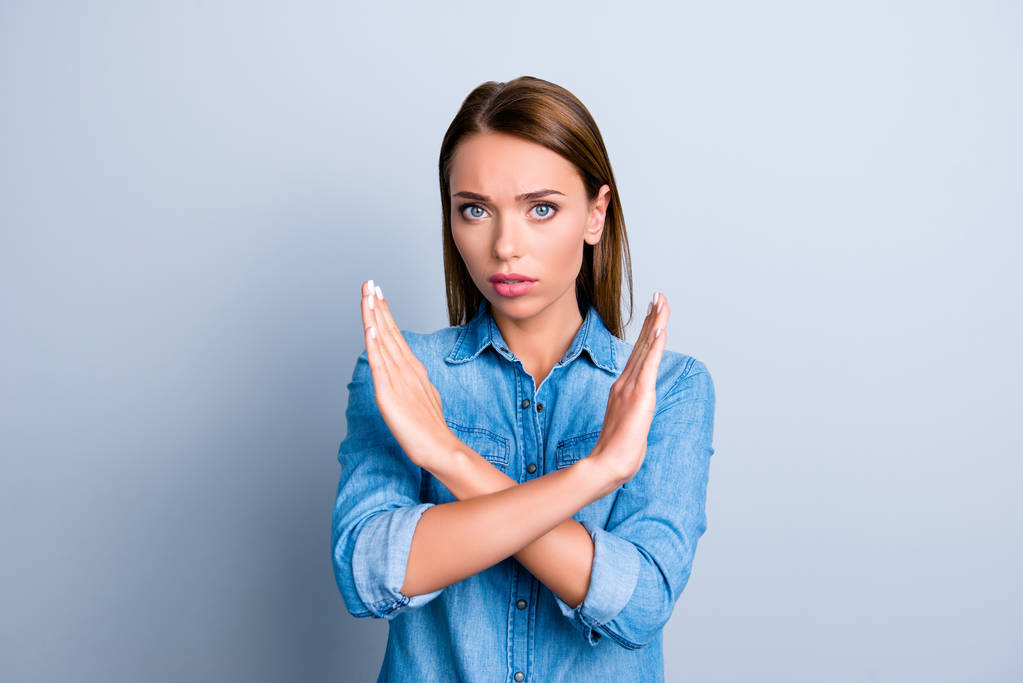 Retrato de triste mulher infeliz com as mãos cruzadas proibindo algo vestindo camisa jeans isolado em fundo cinza
 - Foto, Imagem