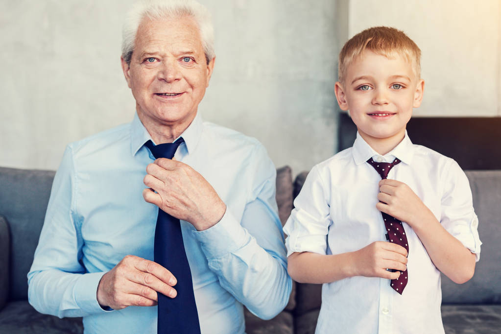 Hombres de moda de diferentes generaciones que llevan sus corbatas
 - Foto, Imagen