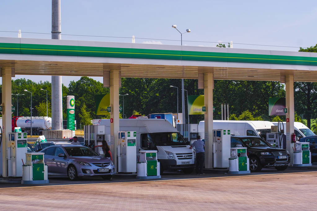 ポーランド - 2018 年 5 月 31 日: トラックやポーランドでガソリン スタンドに車 - 写真・画像
