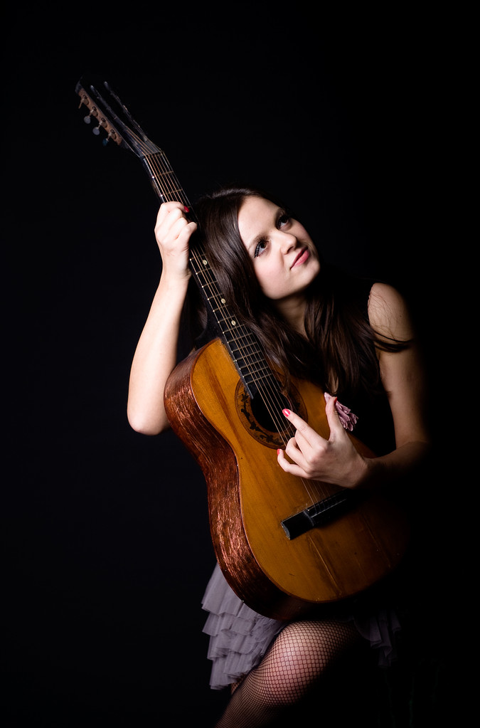 Tyttö kitara mustalla taustalla
 - Valokuva, kuva