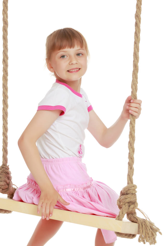 klein meisje swingen op een swing - Foto, afbeelding