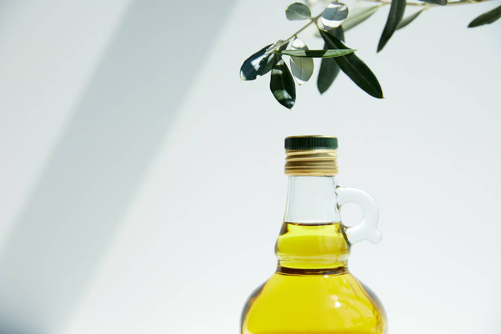 butelkę aromatyczne oliwy z oliwek i oddział w tle - Zdjęcie, obraz