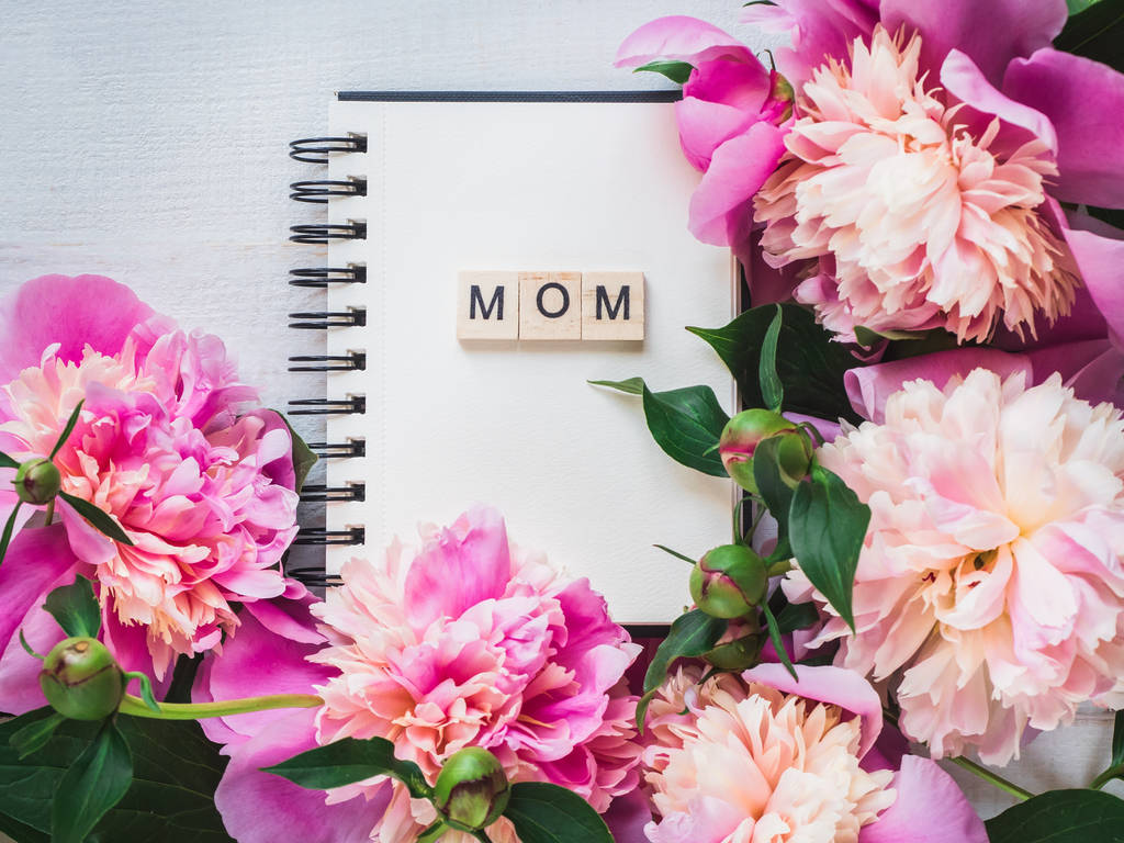 開花の花の背景に挨拶碑文のワードのお母さんがノートの空白のページです。平面図、クローズ アップ、分離です。親戚にお祝いの言葉。幸せな家族の概念 - 写真・画像