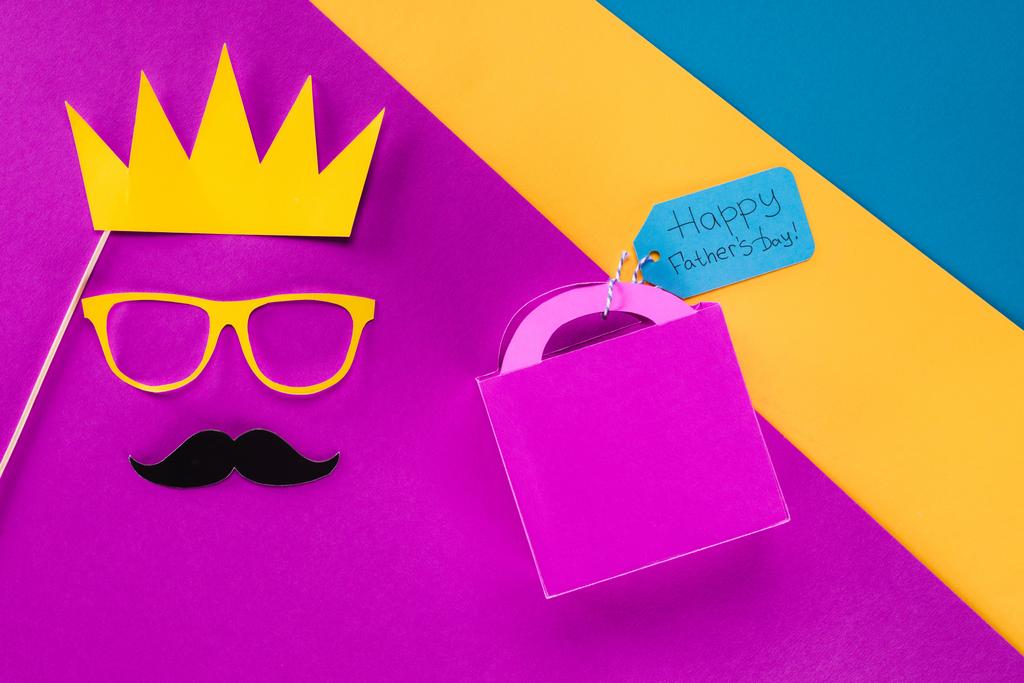 vista dall'alto del volto del re con confezione regalo con tag giorno Happy Padri sulla superficie colorata
 - Foto, immagini