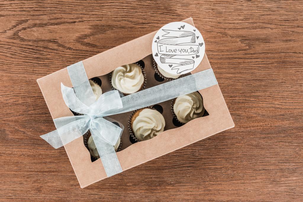 bovenaanzicht van doos met smakelijke cupcakes in doos met ik hou van je vader wenskaart, Happy vaders dag concept - Foto, afbeelding