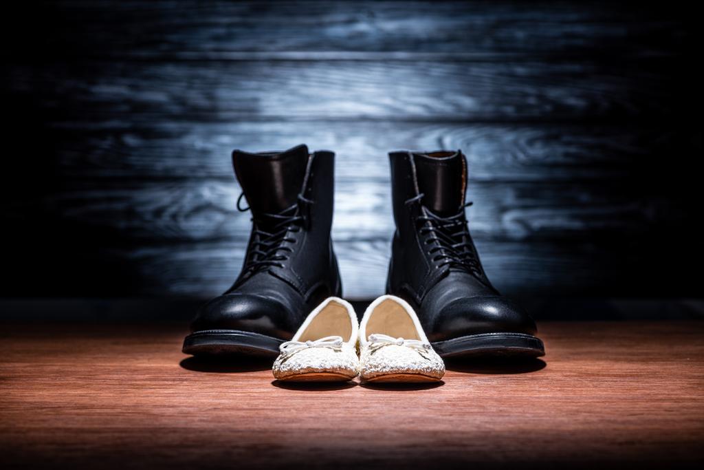 primer plano de los zapatos del padre y de la hija en la superficie de madera, concepto feliz del día del padre
 - Foto, imagen