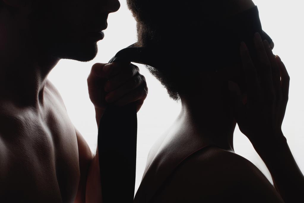 vue partielle des silhouettes de couple sexy avec chiffon
 - Photo, image