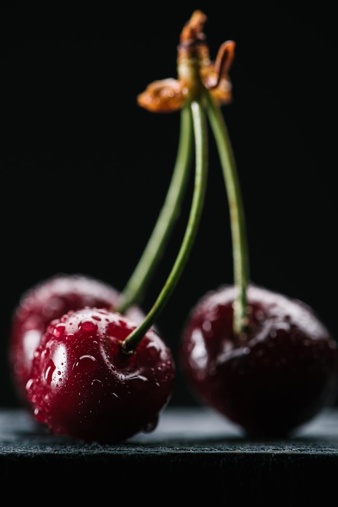 vista de perto de cerejas saudáveis doces frescas com gotas de água em preto
   - Foto, Imagem