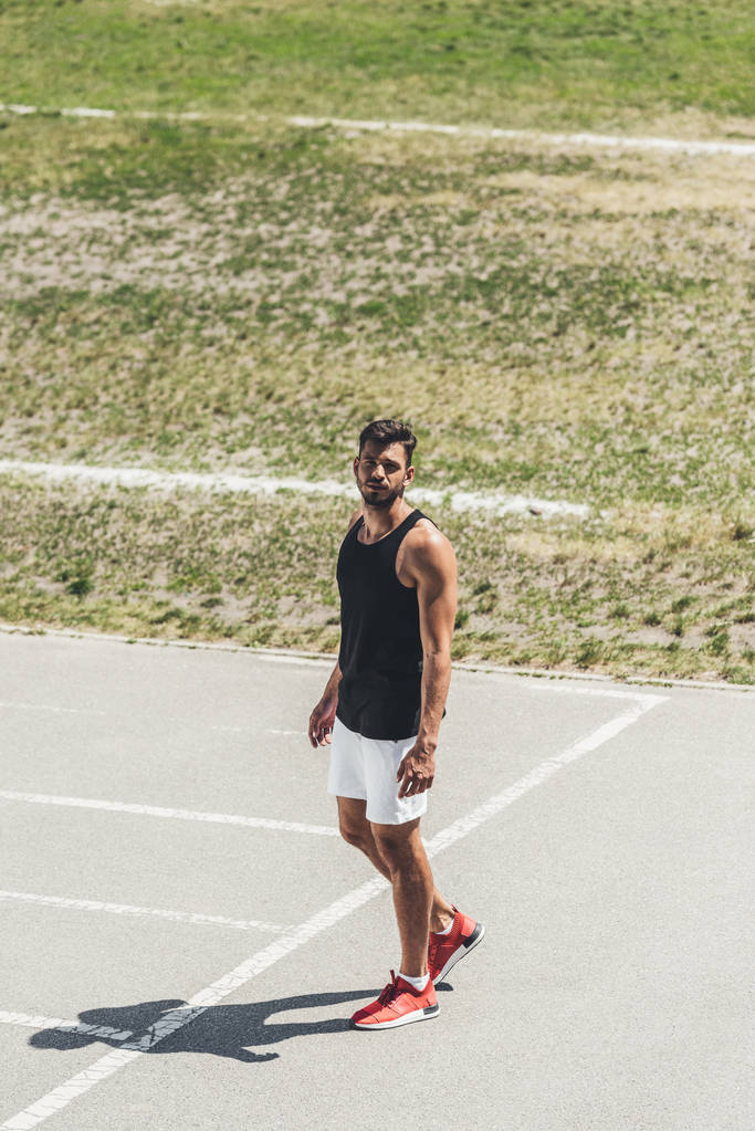 magas, szög, kilátás a fiatal sportoló állva futópálya  - Fotó, kép