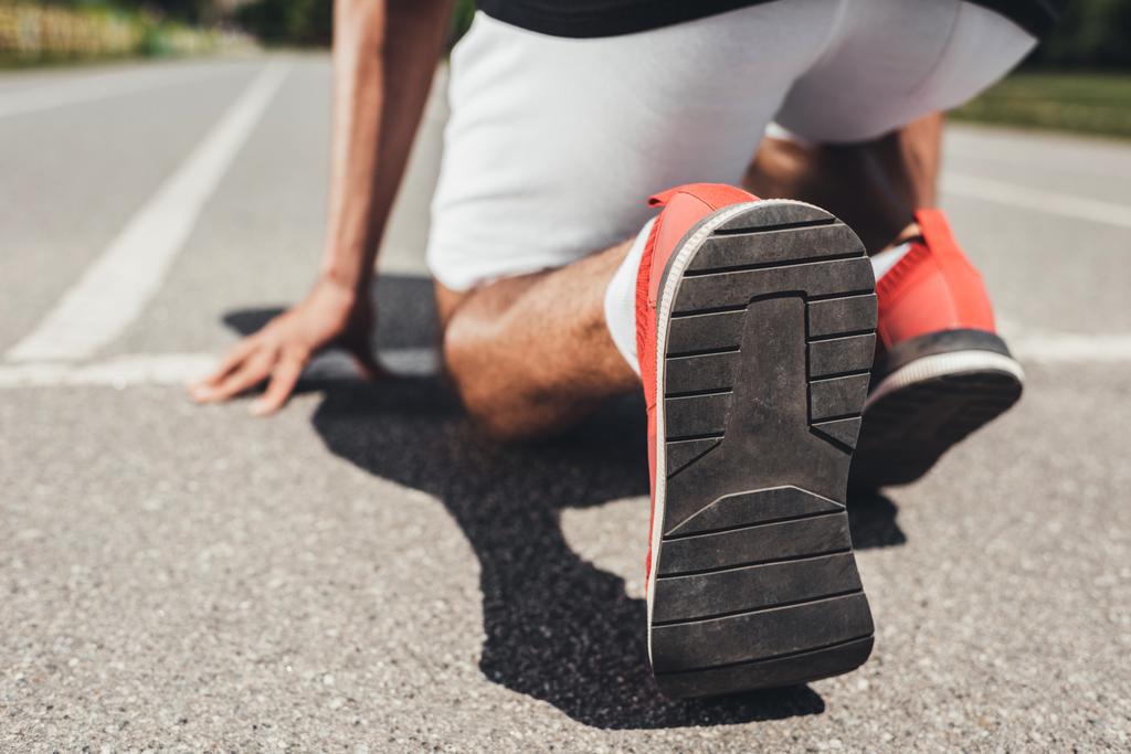 крупним планом вид бігу взуття чоловічого спринтера на початковій позиції на біговій доріжці
  - Фото, зображення