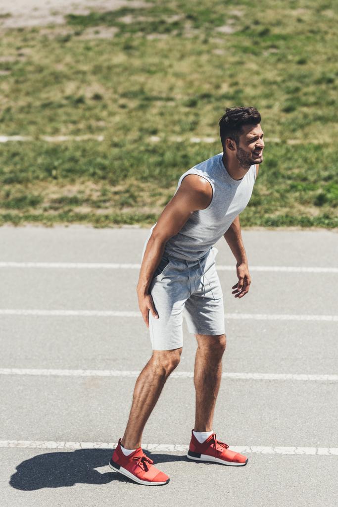 szenvedő fiatal sportoló kap láb sérülések során jogging - Fotó, kép