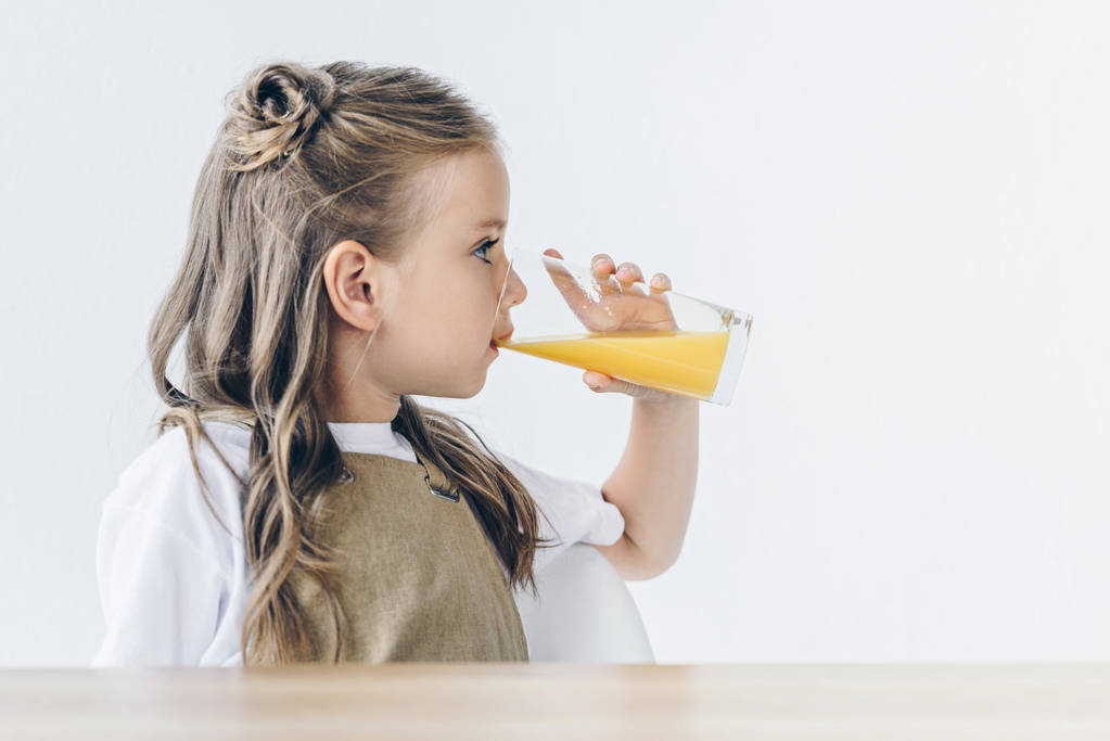 bonito pouco estudante com beber suco de laranja isolado no branco
 - Foto, Imagem