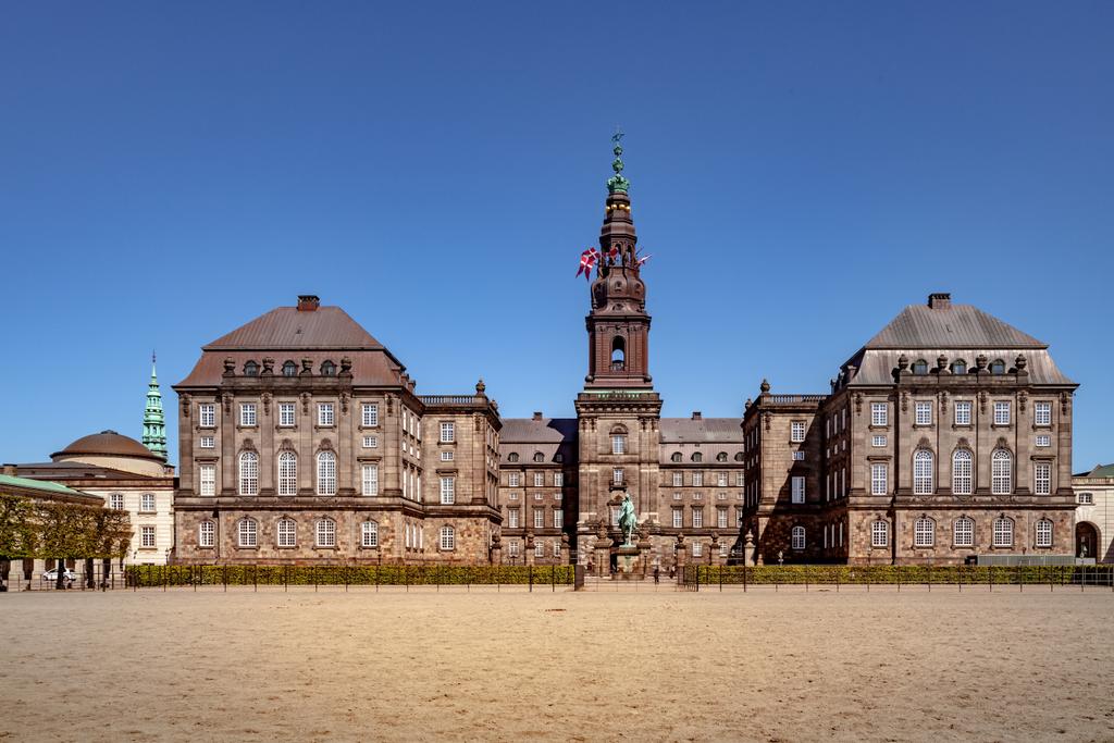 Városi jelenet történelmi Christiansborg palota és a kék ég, Koppenhága, Dánia - Fotó, kép