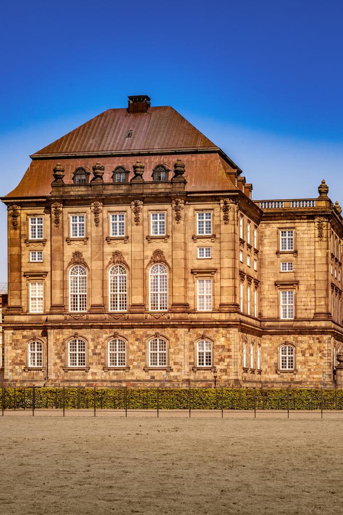 歴史的な建物と、デンマークのコペンハーゲンで青い空都市のシーン - 写真・画像