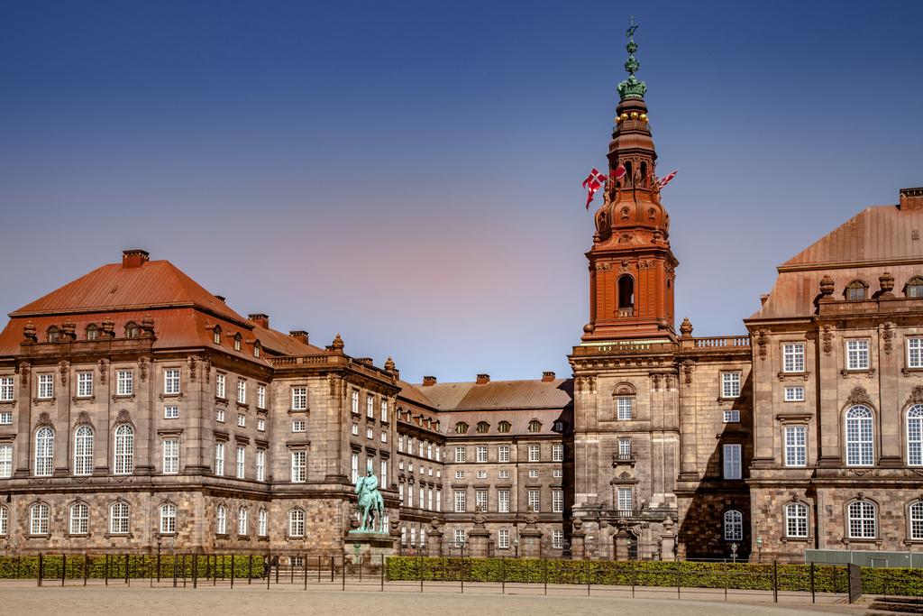 Городская сцена с историческим дворцом Кристиансборг и голубым небом в Копли, денмарк
 - Фото, изображение