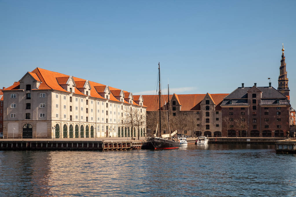 Koppenhága, Dánia - május 6-án, 2018: történelmi épületek és a csónakok Horgonyzott a kikötő, Koppenhága, Dánia - Fotó, kép